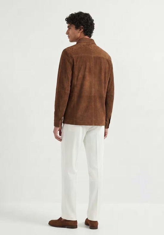 Herren-Lederjacke aus Veloursleder in Cognac am Model, Rückansicht mit geradem Schnitt.