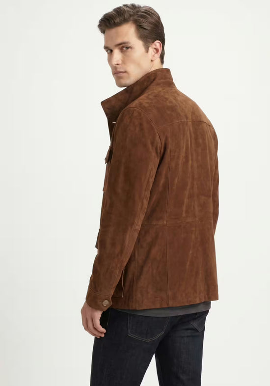 Herren-Lederjacke aus Veloursleder in Cognac, seitlich von hinten getragen mit hohem Kragen.