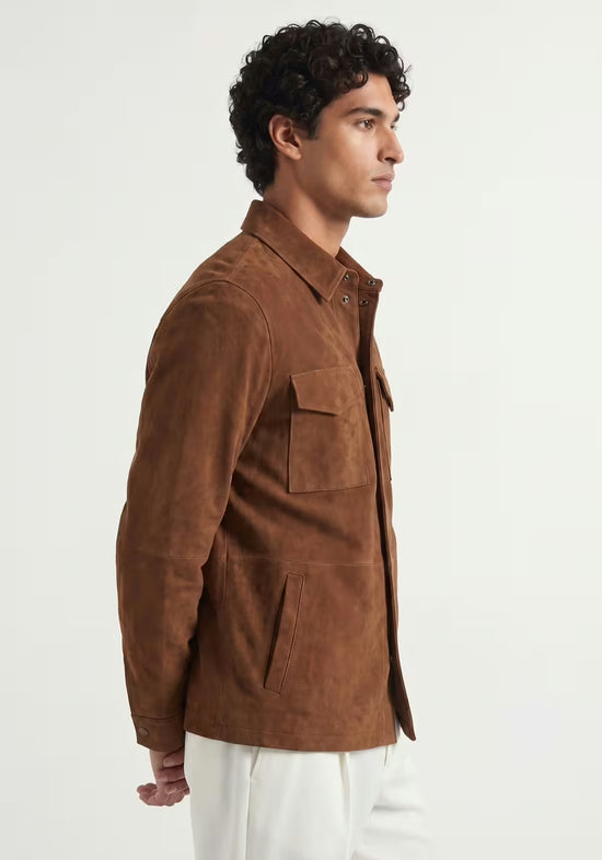 Herren-Lederjacke aus Veloursleder in Cognac am Model, seitliche Ansicht mit Brust- und Seitentasche.