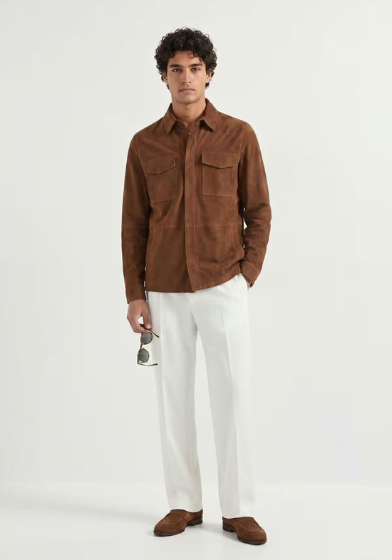 Herren-Lederjacke aus Veloursleder in Cognac am Model, vorne getragen mit hellen Hosen.