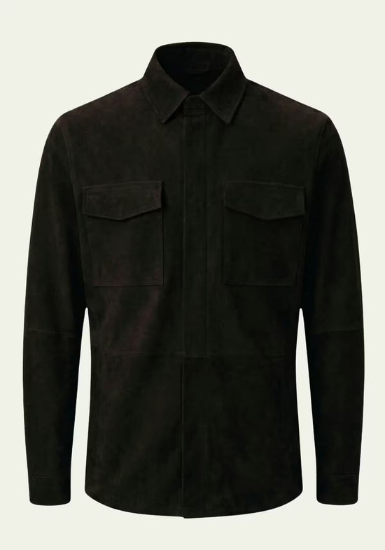 Schwarze Herren-Lederjacke aus Veloursleder in Frontansicht, freigestellt mit aufgesetzten Taschen.