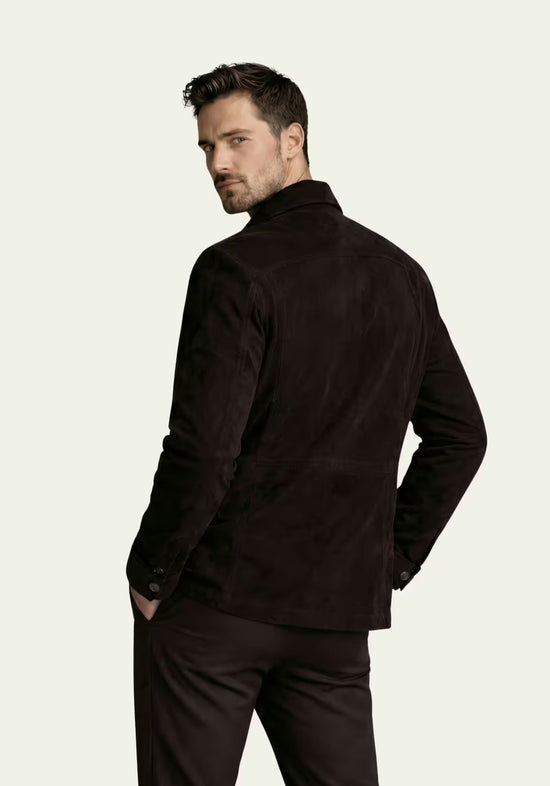 Herren-Lederjacke aus Veloursleder in Schwarz, Rückansicht am Modell mit geradem Schnitt.