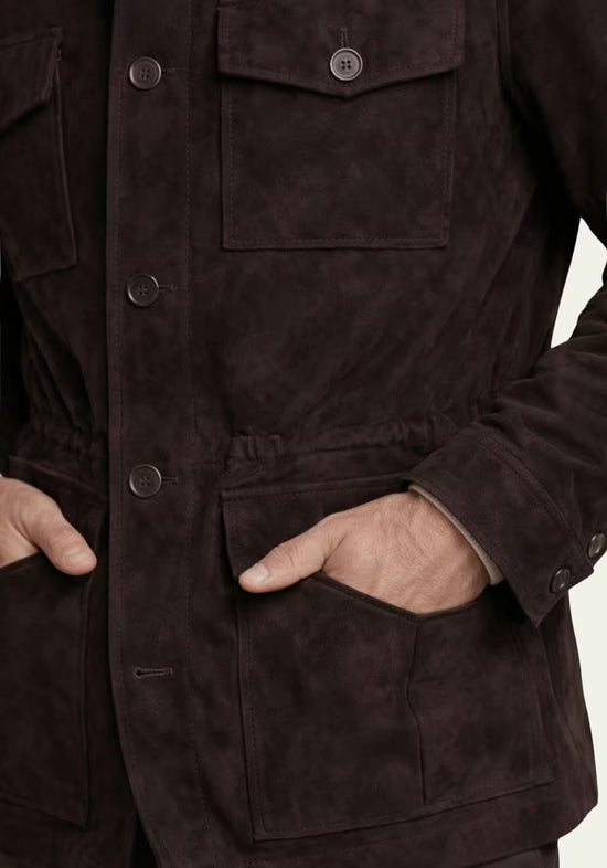 Detail der Herren-Lederjacke aus Veloursleder in Schwarz mit Taschen, Knöpfen und verdeckten Eingriffen.