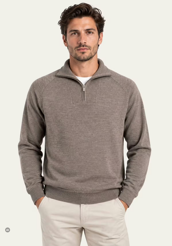 Herren Merino Pullover in Fango, am Modell getragen in frontaler Ansicht mit Stehkragen.