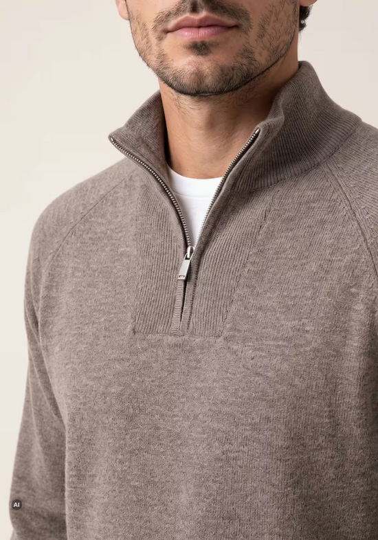 Nahaufnahme vom Herren Merino Pullover in Fango mit Reißverschluss am Stehkragen und Rippenstruktur.