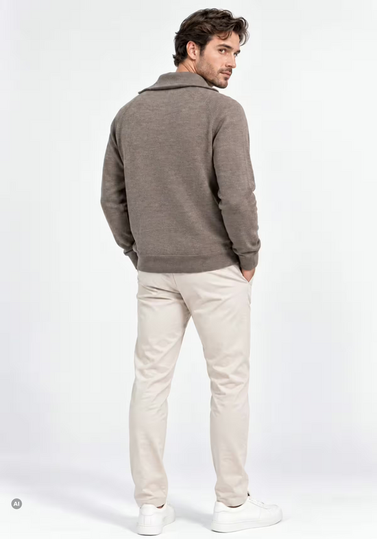 Herren Merino Pullover in Fango, am Modell von hinten mit Bündchen und geradem Saum.