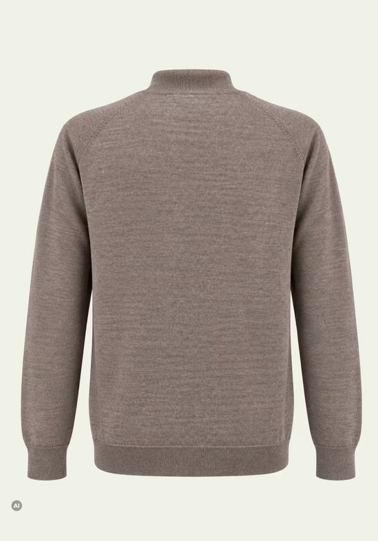 Frei gestellter Herren Merino Pullover in Fango von hinten mit glatter Rückseite und Raglanärmeln.