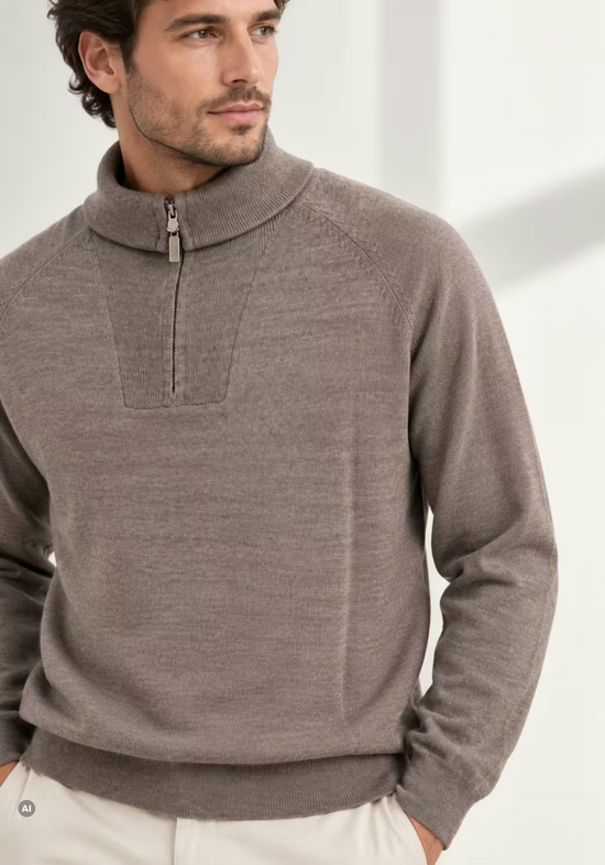 Herren Merino Pullover in Fango, am Modell in schräger Vorderansicht mit lockerer Passform.