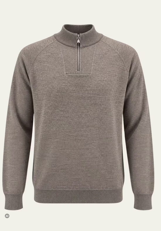 Frei gestellter Herren Merino Pullover in Fango mit Stehkragen und kurzem Reißverschluss von vorn.