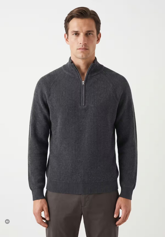 Anthrazitfarbener Herren-Pullover aus Merinowolle am Model von vorn mit Stehkragen und Reißverschluss.