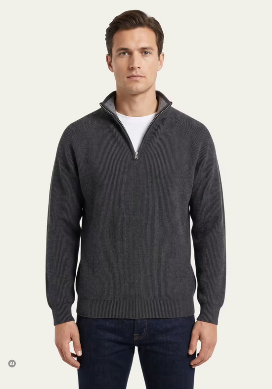 Herren-Pullover aus Merinowolle in Anthrazit am Model, mit Stehkragen und halbem Reißverschluss getragen.