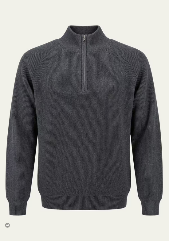 Anthrazitfarbener Herren-Pullover aus Merinowolle mit Stehkragen und kurzem Reißverschluss frontal freigestellt.