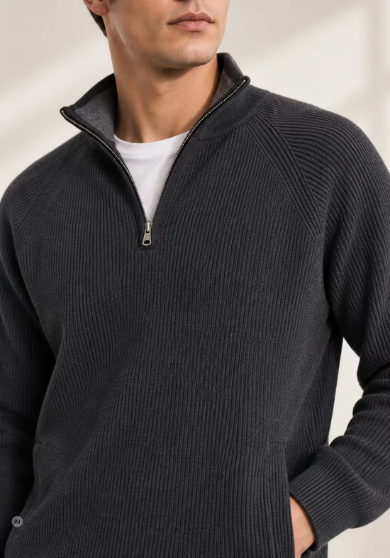 Nahaufnahme vom Herren-Pullover aus Merinowolle in Anthrazit mit Rippstruktur und offenem Stehkragen.