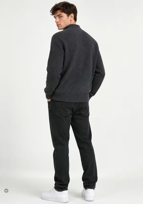 Rückansicht des Herren-Pullovers aus Merinowolle in Anthrazit, getragen mit normaler Passform.