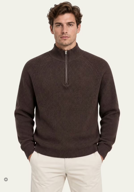 Brauner Herren Pullover aus Merinowolle, von vorne am Modell mit Stehkragen getragen.