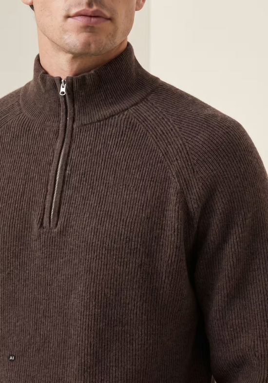 Detail des braunen Herren Pullovers aus Merinowolle mit Stehkragen und kurzem Reißverschluss.