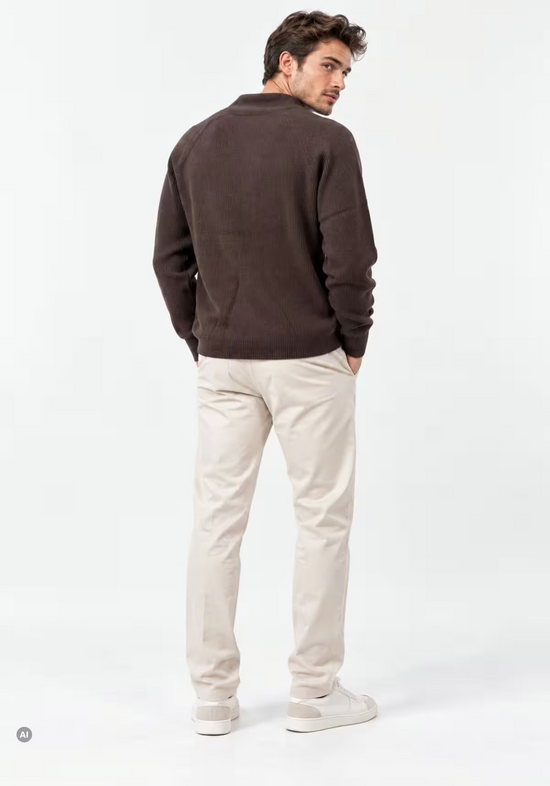Brauner Herren Pullover aus Merinowolle in Rückenansicht, getragen mit hellen Hosen.
