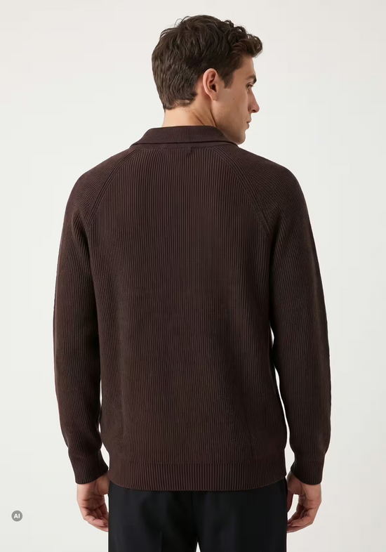 Rückenansicht des braunen Herren Pullovers aus Merinowolle mit feiner Rippstruktur.