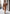 Braune Leder-Shearling Jacke von vorne, getragen mit heller Hose in Straßenszene