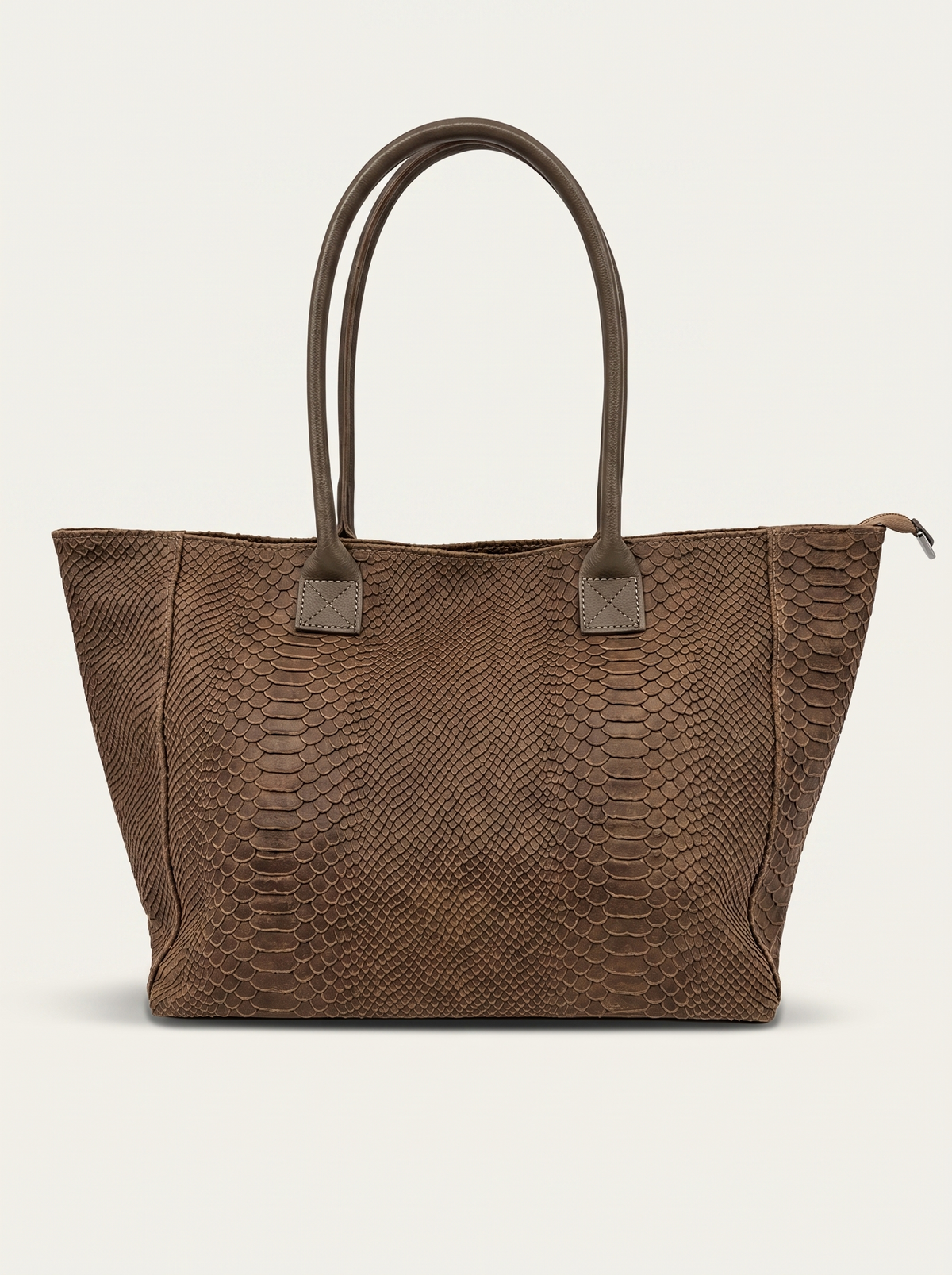 Brauner Damen-Shopper aus Veloursleder mit Kroko-Prägung in frontaler Ansicht