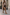 Braune Damen-Stiefel aus Veloursleder als Teil eines Streetstyle-Outfits mit langem Mantel und Rock.