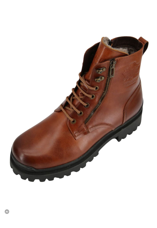 Braune Herren-Lammfell-Stiefelette aus Echtleder in schräger Ansicht mit Schnürung und Reißverschluss.