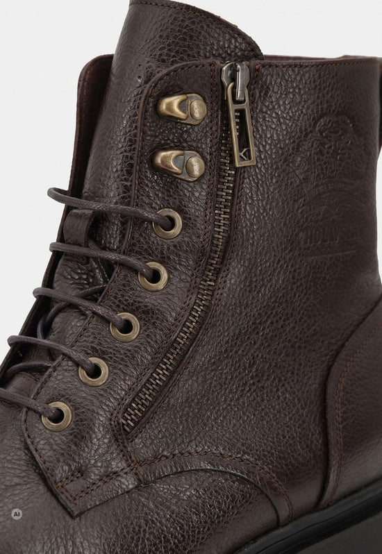 Detail der dunkelbraunen Herren-Lammfell-Stiefelette aus Leder mit Schnürung und Reißverschluss.