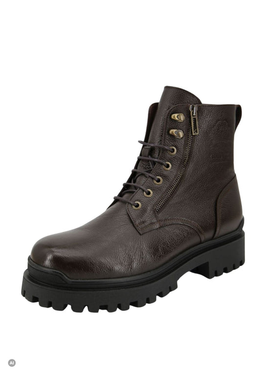 Dunkelbraune Herren-Lammfell-Stiefelette aus Leder in schräger Vorderansicht freigestellt.