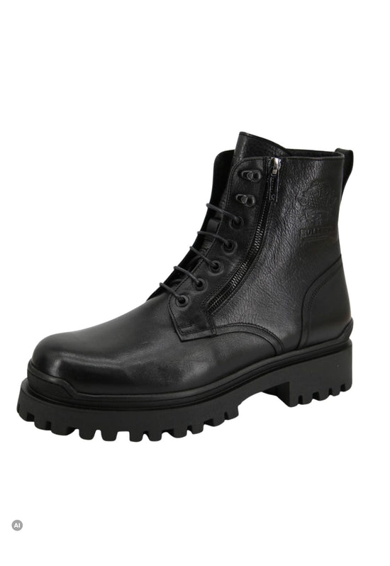 Schwarze Herren-Stiefelette aus Lammfell und Leder in schräger Vorderansicht freigestellt.