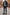 Getragene schwarze Herren-Stiefelette aus Lammfell und Leder mit Jeans und Jacke im Freien.