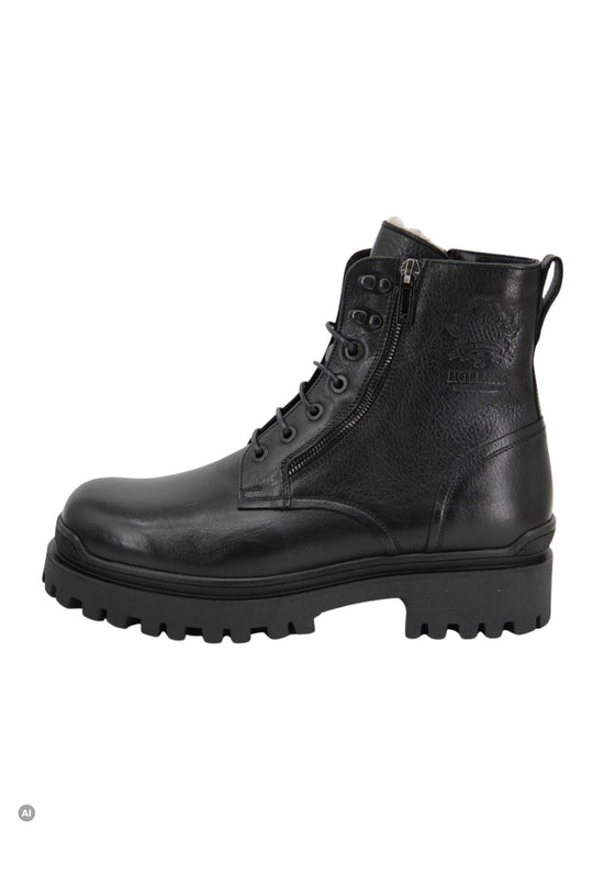 Schwarze Herren-Stiefelette aus Lammfell und Leder in seitlicher Ansicht freigestellt.