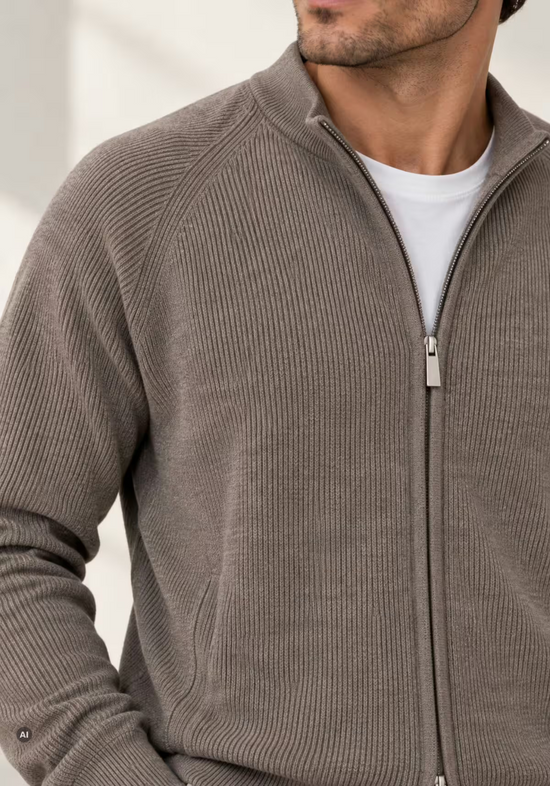 Herren-Strickjacke aus Merinowolle in Beige, seitlicher Detailblick am Reißverschluss