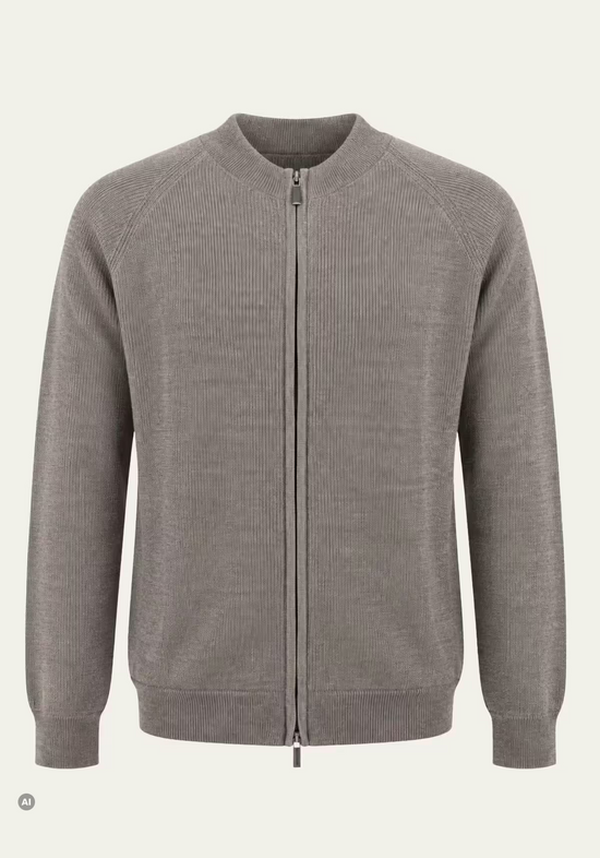 Herren-Strickjacke aus Merinowolle in Beige, vorne freigestellt mit Reißverschluss