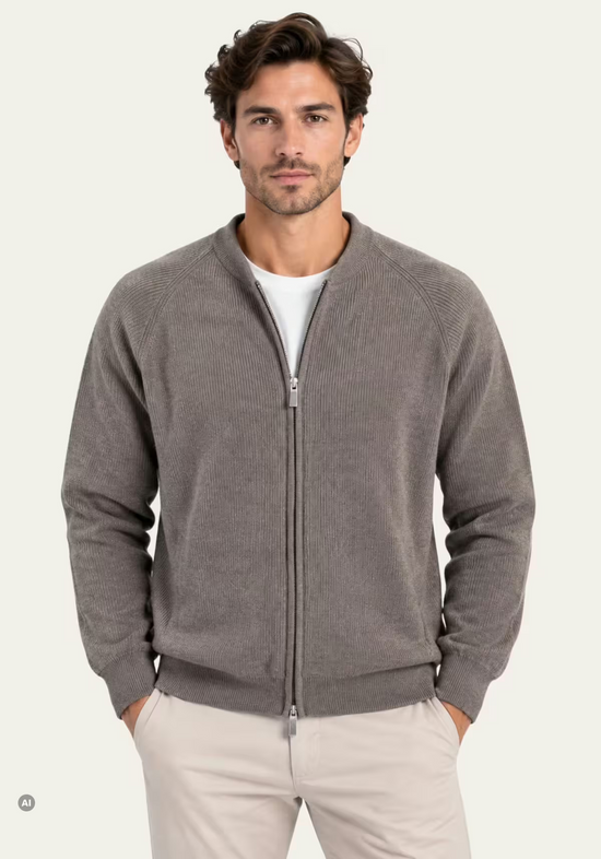 Herren-Strickjacke aus Merinowolle in Beige, am Modell frontal getragen