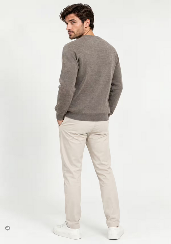 Herren-Strickjacke aus Merinowolle in Beige, hinten am Modell getragen