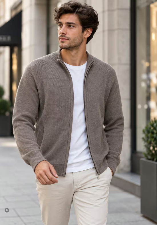 Herren-Strickjacke aus Merinowolle in Beige, draußen am Modell getragen