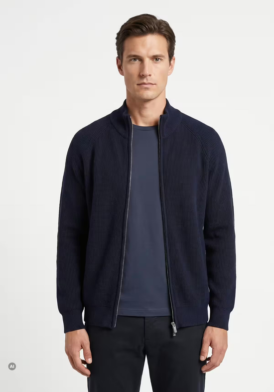 Herren Strickjacke aus Merinowolle in Dunkelblau, aufrecht am Model frontal gezeigt.