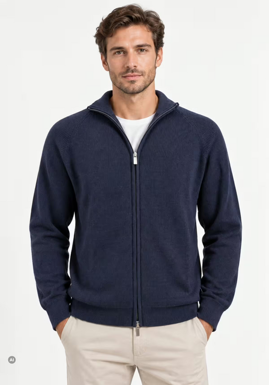 Herren Strickjacke aus Merinowolle in Dunkelblau, vom Model frontal getragen.