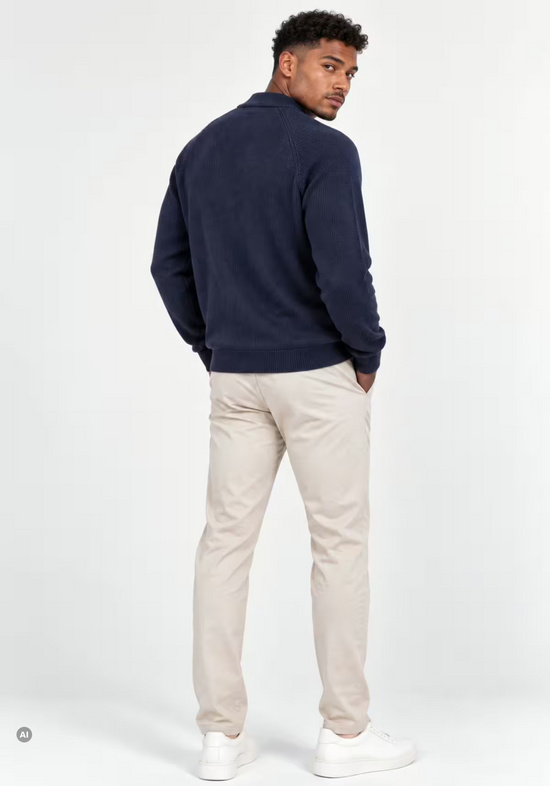 Herren Strickjacke aus Merinowolle in Dunkelblau, Rückansicht am Model.