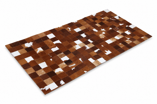 Kuhfell-Teppich mit braun-weißer Patchwork-Optik freigestellt von oben