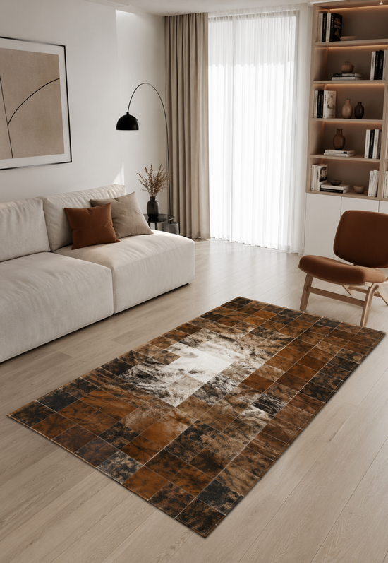 Kuhfell Teppich in Braun, Weiß und Schwarz als Raumansicht im modernen Wohnzimmer.