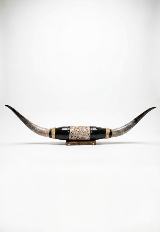 Freigestellte Wanddekoration aus Leder mit schwarzen Longhorns auf weißem Hintergrund.