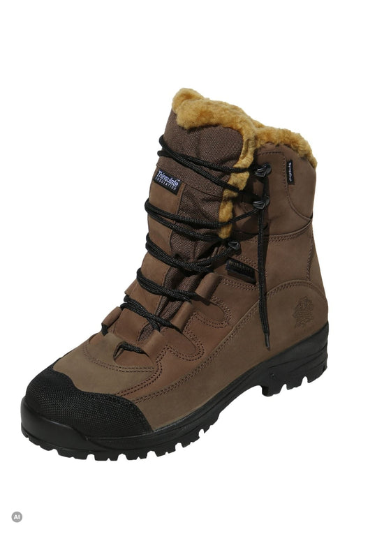 Brauner Lammfell-Wanderstiefel mit schwarzer Profilsohle in schräger Ansicht.