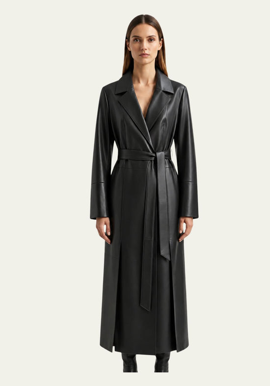 Damen-Wickelmantel aus Lammnappa Leder in Schwarzbraun, vorne geschlossen an einem Model.