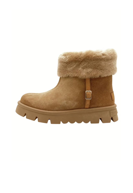 Damen-Winterboots aus Shearling in Braun in seitlicher Ansicht mit breitem Fellkragen