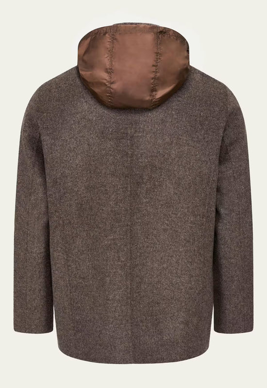 Rückseite der Herren-Wolljacke aus Kaschmir und Wolle mit brauner Kapuze.
