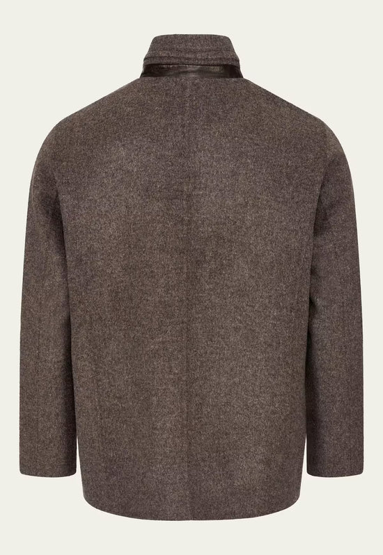 Rückseite der Herren-Wolljacke aus Kaschmir und Wolle in Braun, freigestellt.