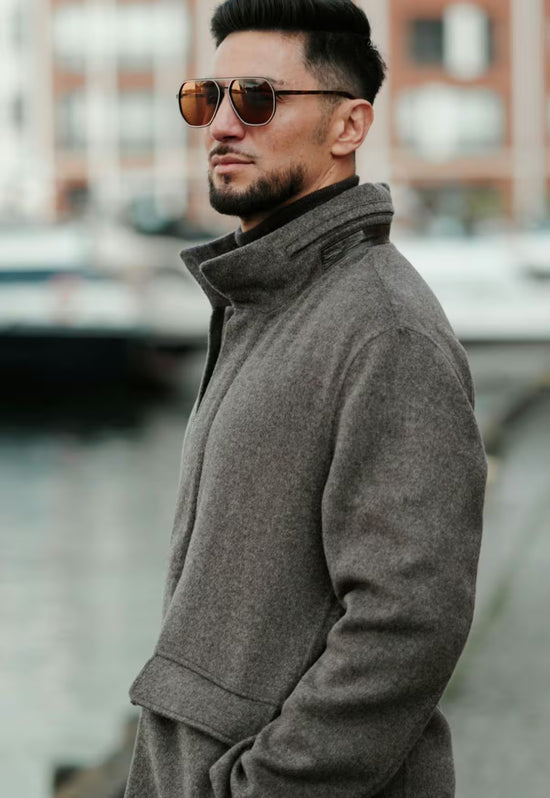 Herren-Wolljacke aus Kaschmir und Wolle in Braun, seitlich am Modell getragen.