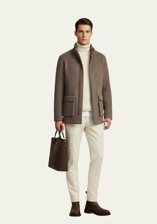 Herren-Wolljacke aus Kaschmir und Wolle in Braun, am Modell frontal getragen.