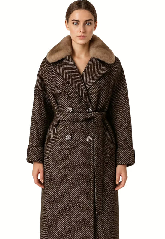 Brauner Damen-Wollmantel mit Struktur und Gürtel, von vorne am Model getragen.